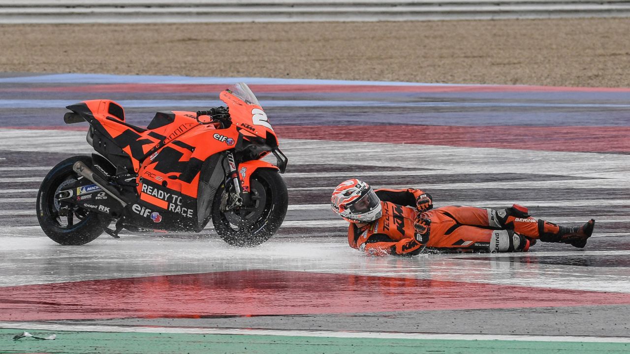 El piloto español del KTM-Tech3 Iker Lecuona se cae durante la segunda sesión de entrenamientos libres previa al Gran Premio de San Marino de MotoGP. | Foto:Andreas Solaro / AFP