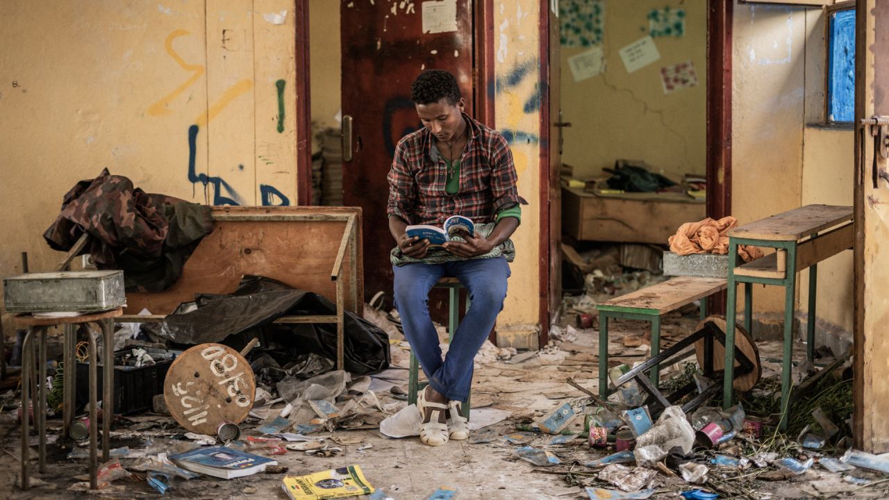Kindu Fenta, de 17 años, lee un libro dentro de un aula que supuestamente fue saqueada por rebeldes del Frente de Liberación del Pueblo de Tigray, en Zarima, a 140 kilómetros de Gondar, Etiopía. | Foto:Amanuel Sileshi / AFP