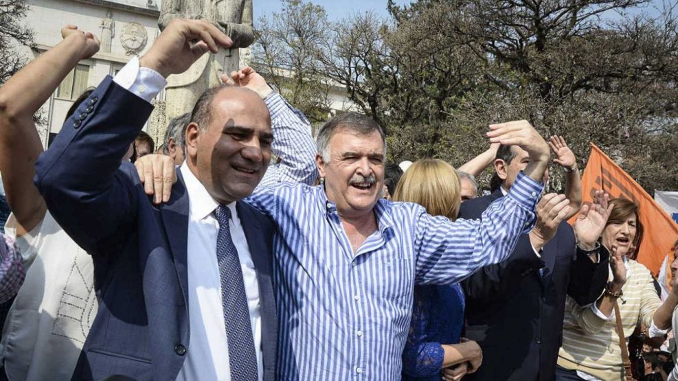 Manzur y Jaldo en tiempos felices: festejando en la plaza Yrigoyen de la capital tucumana el triunfo en 2015.