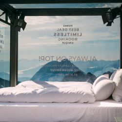 En Zugspitze, la montaña de los Alpes más alta de Alemania, se instaló una completa habitación de hotel de la cadena Accor.