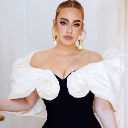Adele con un vestido Schiaparelli hizo oficial su nueva relación