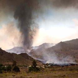 El humo se eleva desde el enfriamiento de la lava en la zona residencial de Los Campitos en Los Llanos de Aridane, en la isla canaria de La Palma. AFP | Foto:AFP