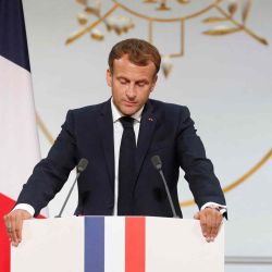 El presidente francés Emmanuel Macron pronuncia un discurso durante una ceremonia en memoria de los Harkis, argelinos que ayudaron al ejército francés en la Guerra de Independencia de Argelia, en el Palacio del Elíseo en París.AFP | Foto:AFP