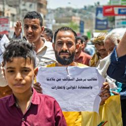 La gente marcha durante una protesta contra el deterioro de las condiciones económicas y de vida debido al prolongado estado de conflicto en la tercera ciudad de Taez en Yemen. AFP | Foto:AFP