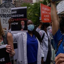 Los manifestantes sostienen pancartas exigiendo igualdad de acceso a la vacuna covid-19, en la ciudad de Nueva York, cerca de donde se está llevando a cabo la 76a sesión de alto nivel de la Asamblea General de la ONU. AFP | Foto:AFP
