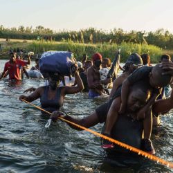 Los migrantes haitianos continúan cruzando la frontera entre Estados Unidos y México en el Río Grande, visto desde Ciudad Acuña, estado de Coahuila, México. AFP | Foto:AFP