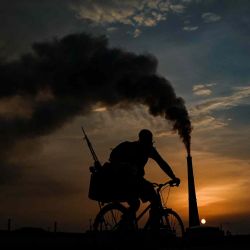 El hombre monta su bicicleta cerca de la planta termoeléctrica Ernesto Guevara en Santa Cruz del Norte, provincia de Mayabeque, Cuba. AFP | Foto:AFP