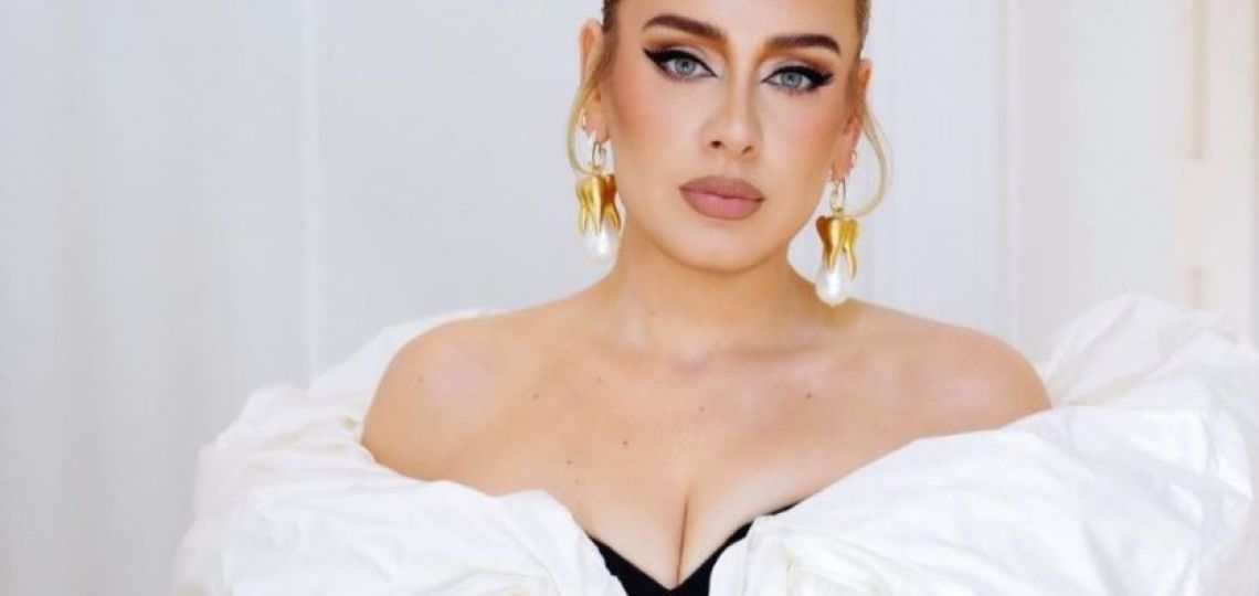 Adele con un vestido Schiaparelli hizo oficial su nueva relación