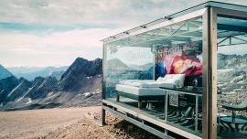 En Zugspitze, la montaña de los Alpes más alta de Alemania, se instaló una completa habitación de hotel de la cadena Accor.