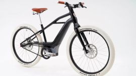 Con una fuerte estética vintage, la MOSH/TRIBUTE se asemeja mucho al prototipo que vimos en la presentación el año pasado.