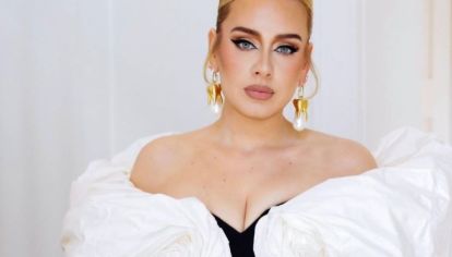 Adele con un vestido Schiaparelli hizo oficial su nueva relación