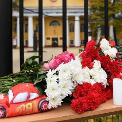 Flores y un coche de juguete se dejan en una mesa a la entrada del campus universitario de Perm en septiembre.Un pistolero mató a seis personas en un campus universitario en Rusia. | Foto:AFP