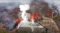 Lenguas de lava que ingresan a las piscinas en isla La Palma, en España
