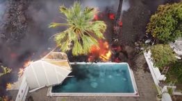 Lenguas de lava que ingresan a las piscinas en isla La Palma