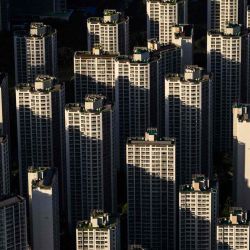 La vista general vista desde el rascacielos LotteWorld Tower de 123 pisos muestra edificios residenciales en Seúl. | Foto:AFP