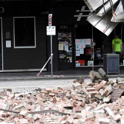 Un funcionario de emergencias y rescate examinó el daño a un edificio en la popular calle comercial Chapel Street en Melbourne, luego de un terremoto de magnitud 5.9.  | Foto:AFP