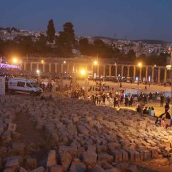 La gente llega al patio principal de la antigua ciudad romana de Jerash, una atracción popular a 50 km. al norte de la capital de Jordania, Ammán, para asistir a la inauguración del Festival anual de cultura y arte de Jerash.  | Foto:AFP