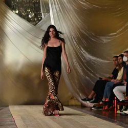 Una modelo luce una creación para la colección Mujer Primavera-Verano 2022 de Roberto Cavalli presentada durante la Semana de la Moda de Milán. | Foto:AFP