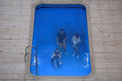 "La piscina", una de las obras de Leandro Erlich que se exponen en "A Tensão" en Belo Horizonte (Brasil).