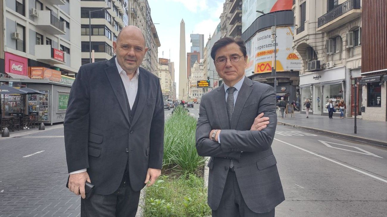 Jorge Fontevecchia y Carlos Rottemberg rubricaron frente al Obelisco porteño el acuerdo que propicia el lanzamiento de Vivo.perfil.com.