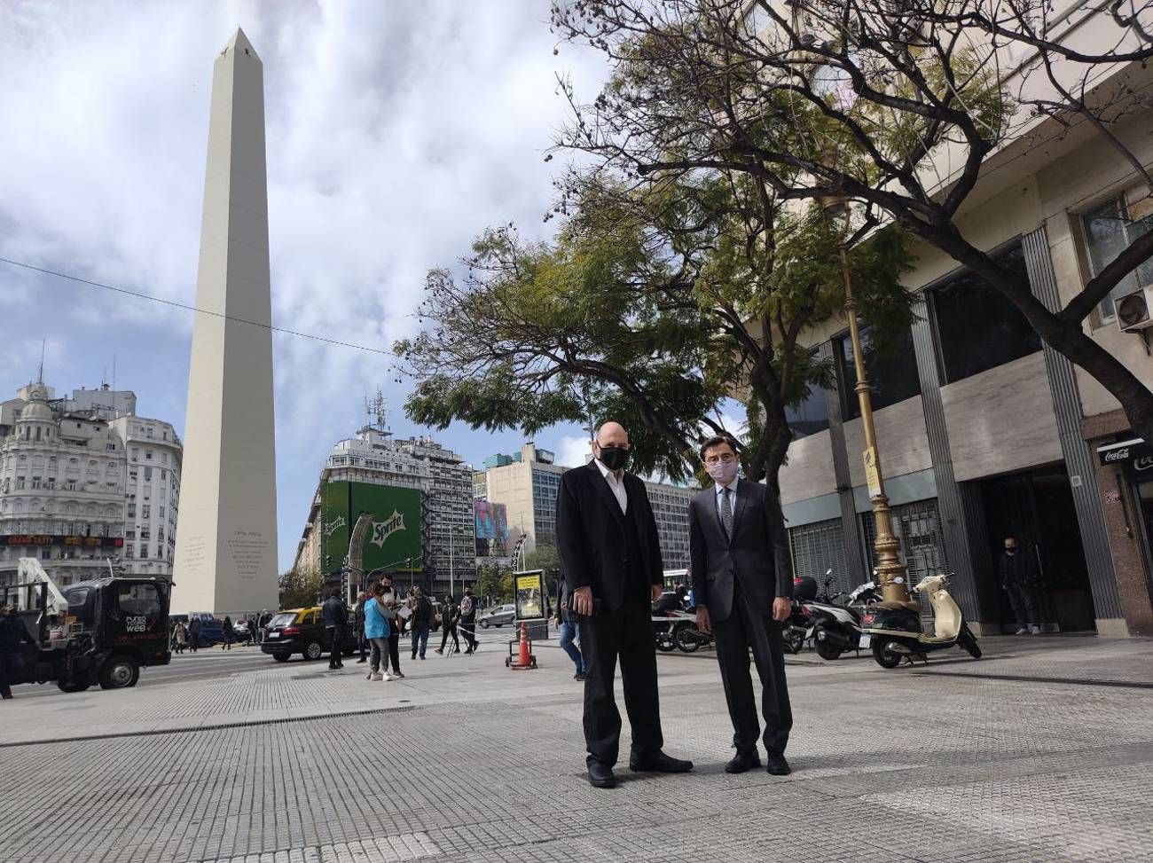 Jorge Fontevecchia y Carlos Rottemberg rubricaron frente al Obelisco porteño el acuerdo que propicia el lanzamiento de Vivo.perfil.com.