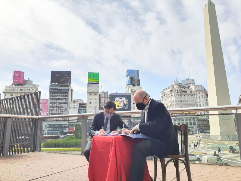 Jorge Fontevecchia y Carlos Rottemberg rubricaron frente al Obelisco porteño el acuerdo que propicia el lanzamiento de Vivo.perfil.com.