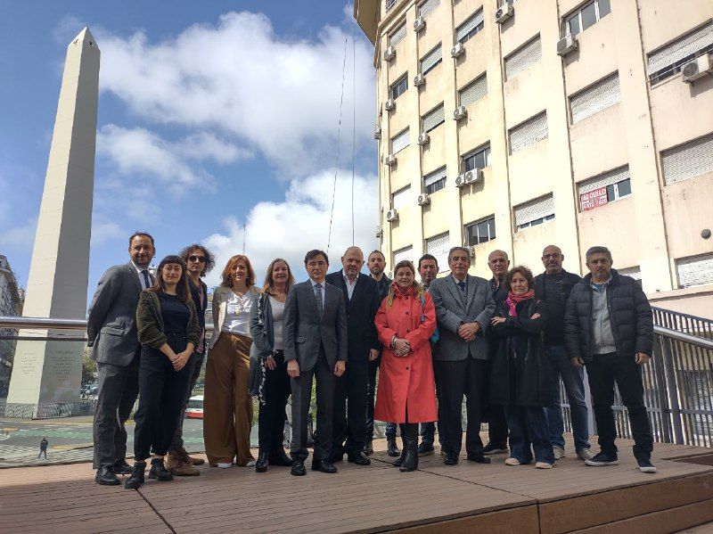 De izquierda a derecha: Pablo Burgos; Marcela Andrés, Agustino Fontevecchia, Graciana Maro, Marcela La Salvia, Jorge Fontevecchia, Carlos Rottemberg, Tomás Rottemberg, María García, Ariel Stolier, Julio Gallo, Pablo Kompel, Patricia Daniele, Fabián Stratas y José Luis Ciarma.