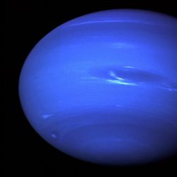 Lo curioso es que Neptuno ya había sido pronosticado matemáticamente por el francés Urbain Le Verrier.
