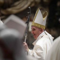 El Papa Francisco sale al final de una Santa Misa dentro del Consejo Plenario de las Conferencias Episcopales Europeas,en la Basílica de San Pedro en el Vaticano | Foto:AFP