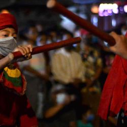 Jóvenes bailarines tradicionales actúan en el último día del Festival Indra Jatra en Katmandú. | Foto:AFP