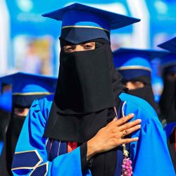 Estudiantes yemeníes asisten a la ceremonia de graduación en una universidad en la capital de Yemen, Sanaa. | Foto:AFP