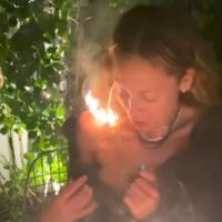 A Nicole Richie se le prendió fuego el pelo mientras soplaba las velitas por su cumpleaños