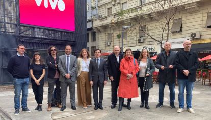 Momentos de la firma del acuerdo que gesta el nacimiento de Vivo.perfil.com junto al Obelisco porteño.