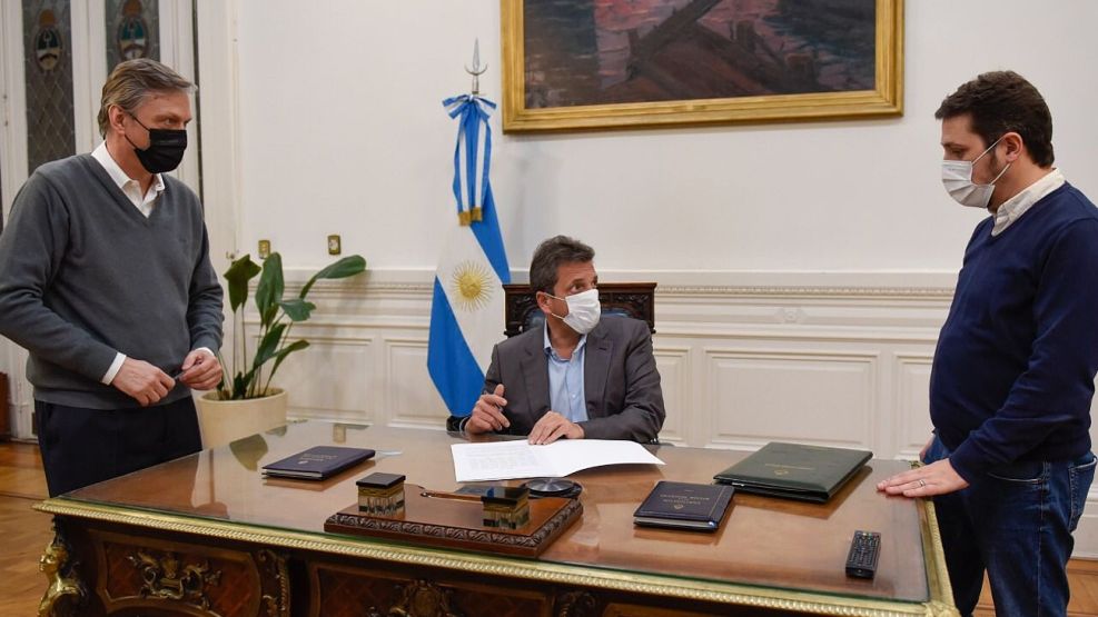 Massa firma el regreso a la presencialidad en la Cámara Baja, junto al secretario parlamentario, Eduardo Cergnul, y el secretario administrativo, Rodrigo Rodríguez.