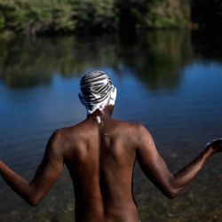 Un migrante haitiano se baña en el río Grande, en Ciudad Acuña, estado de Coahuila, México.  | Foto:AFP