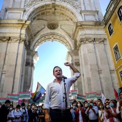 Alcalde de Lisboa y candidato del partido socialista para las próximas elecciones locales portuguesas, Fernando Medina pronuncia un discurso durante un mitin político en Lisboa.  | Foto:AFP