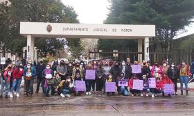 Demonstrators gather outside the court in Morón, calling for justice.