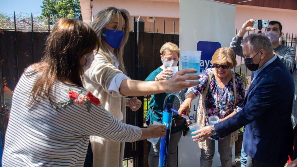 Malena Galmarini y Alberto Descalzo habilitaron una nueva red secundaria de agua potable en Villa Gobernador Udaondo.