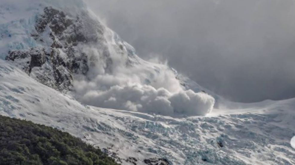 La avalancha en el glaciar Upsala, en Santa Cruz, un espectáculo extra para turistas.