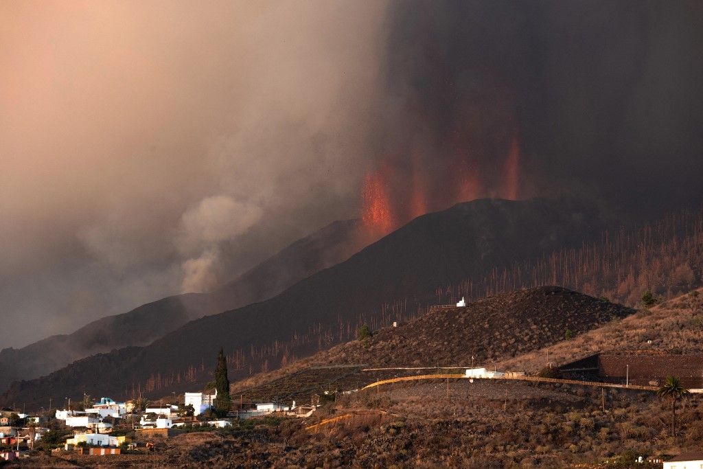 La erupción del volcán de Cumbre Vieja (Islas Canarias) se inició el 19 de septiembre y en una semana dejó casi 6.000 evacuados y 400 edificaciones dañadas.