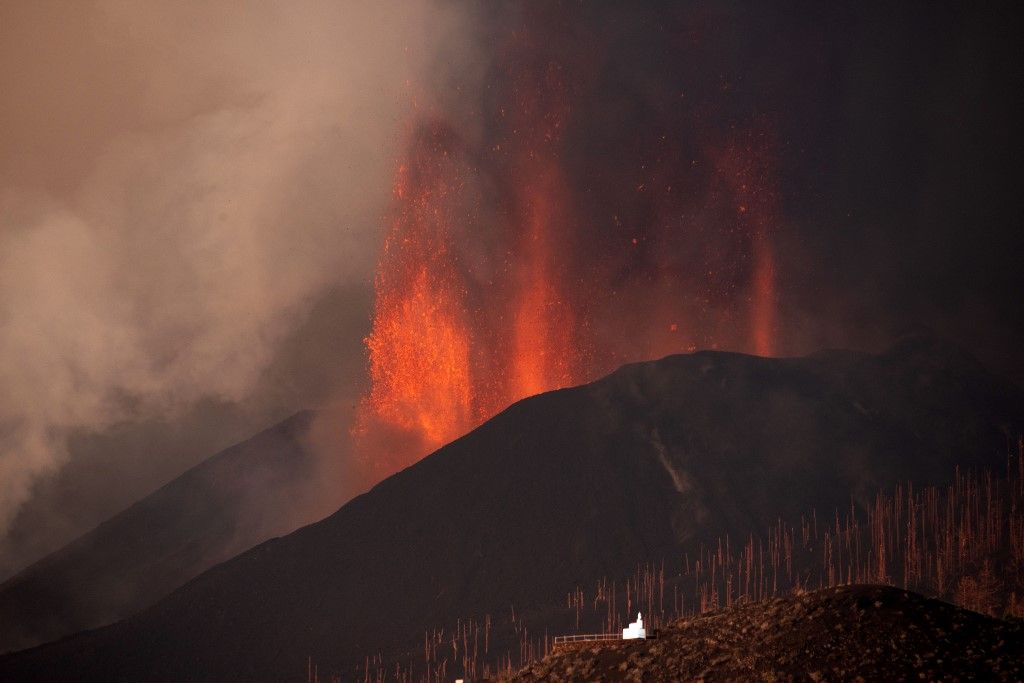 La erupción del volcán de Cumbre Vieja (Islas Canarias) se inició el 19 de septiembre y en una semana dejó casi 6.000 evacuados y 400 edificaciones dañadas.