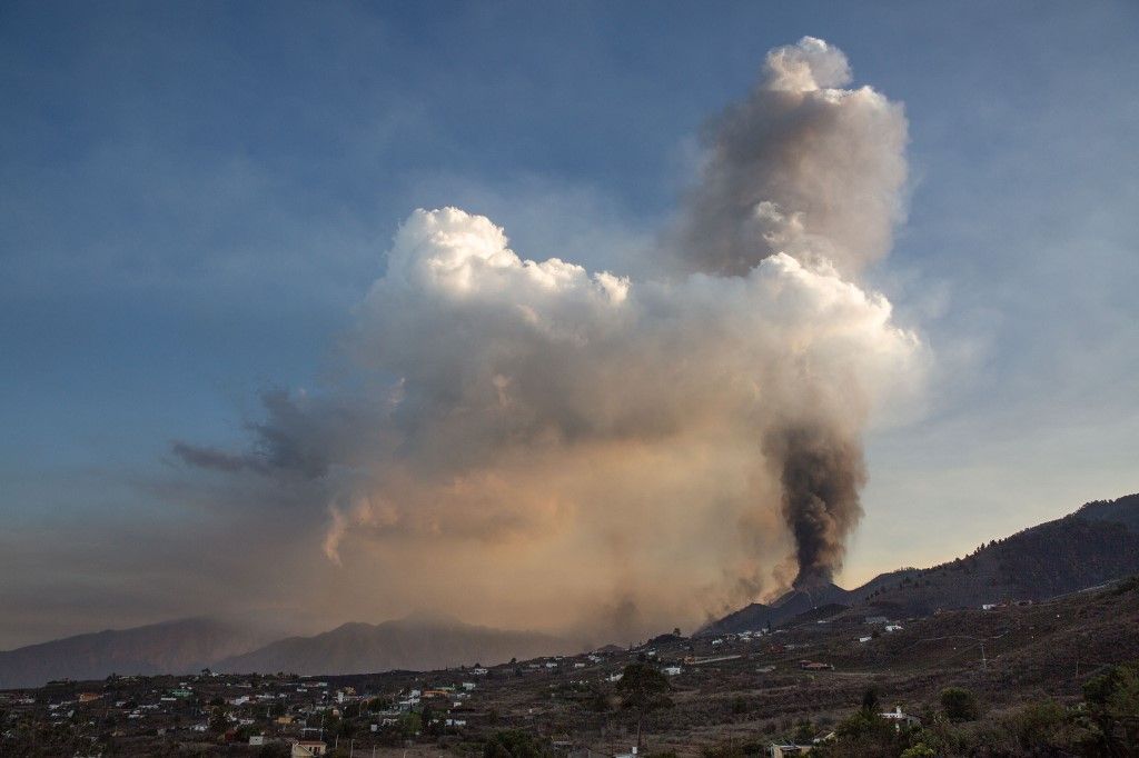 La erupción del volcán de Cumbre Vieja (Islas Canarias) se inició el 19 de septiembre y en una semana dejó casi 6.000 evacuados y 400 edificaciones dañadas.