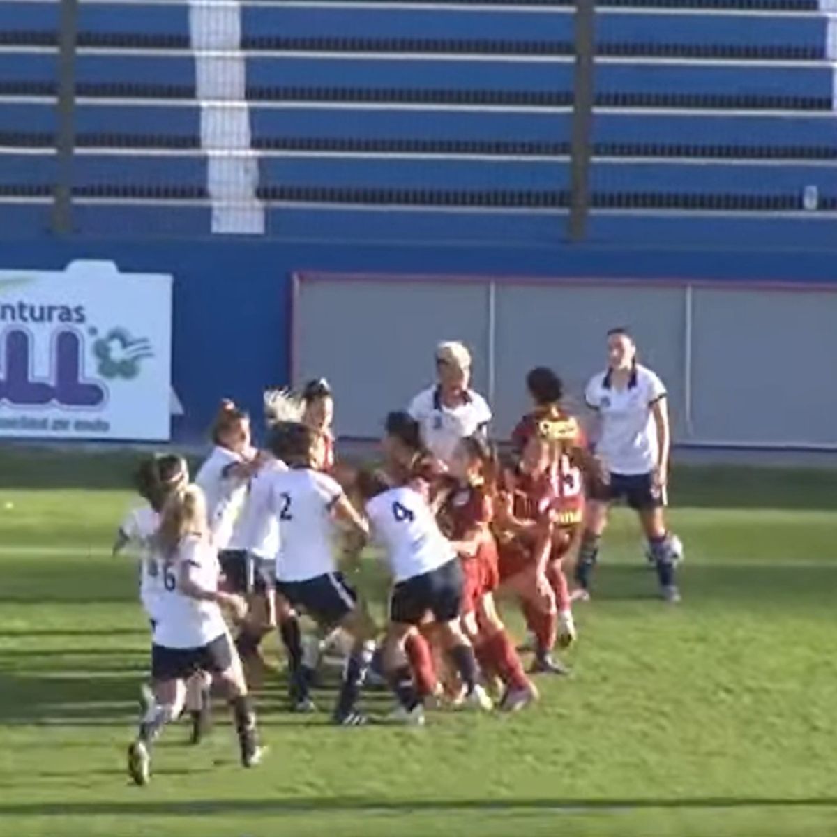442 Feroz Batalla Campal En El Futbol Femenino Jugadoras De Godoy Cruz Y Las Pumas Se Agarraron A Trompadas