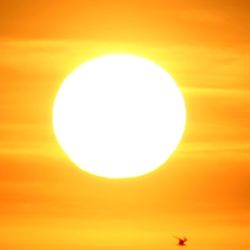 Por más que el saber popular afirme que el Sol es amarillo, un interesante debate se ha abierto por parte de Alastair Gunn, astrónomo del Centro Astrofísico Jorrell Bank de Reino Unido.