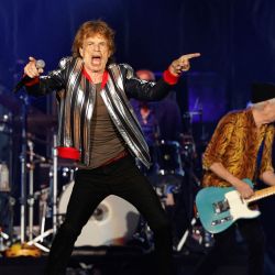 El cantante británico Mick Jagger y el bajista Keith Richards actúan durante la gira norteamericana de los Rolling Stones  | Foto:Kamil Krzaczynski / AFP