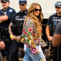 Jennifer López tiene los baggy jeans Dolce Gabbana perfectos para primavera