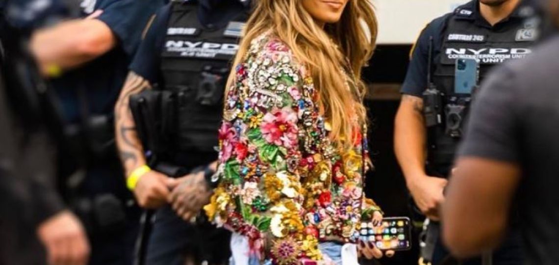 Jennifer López tiene los baggy jeans Dolce & Gabbana perfectos para primavera