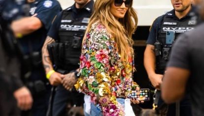 Jennifer López tiene los baggy jeans Dolce & Gabbana perfectos para primavera