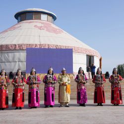Imagen de artistas folclóricos cantando en un área escénica del lago Bosten, en el distrito de Bohu, en la región autónoma de la etnia uygur de Xinjiang, en el noroeste de China. | Foto:Xinhua / Zhang Xiaocheng