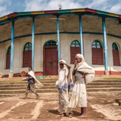 Devotos ortodoxos etíopes frente a una iglesia en Anderacha, antigua sede de un palacio del reino de Kaffa, cerca de la ciudad de Bonga, a 100 km al suroeste de la ciudad de Jimma, Etiopía. | Foto:Eduardo Soteras / AFP